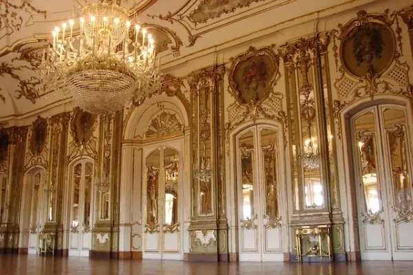 Grand chandelier in the Buckingham Palace State Rooms